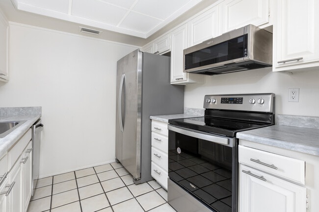 Building Photo - 1411 N Sunrise Way