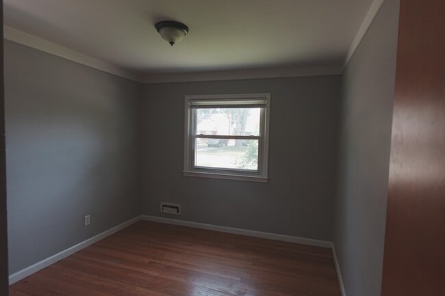 Building Photo - 256 Brentwood St