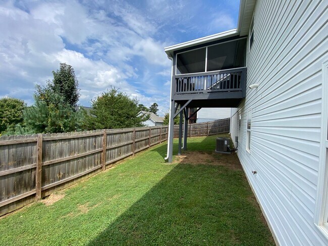 Building Photo - West AVL - Spacious Home in Scenic Bluff S...
