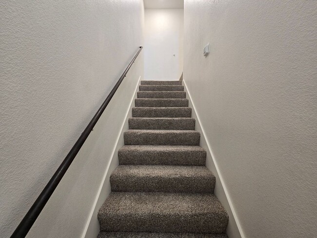 Building Photo - RENT SPECIAL - AVAILABLE NOW!
