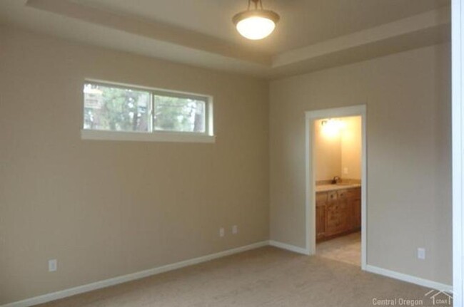 Building Photo - Immaculate Bend Single Level Townhome!