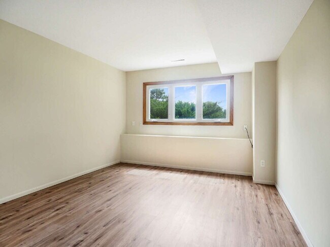 Building Photo - 3 Bed 2 Bath Corner Unit Townhome in Apple Valley