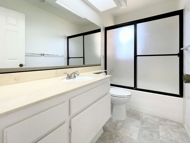 Building Photo - Single Level in Shadowridge w/ A/C!