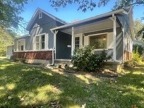 Building Photo - Nice Home w/Garage Available Now in Benton!