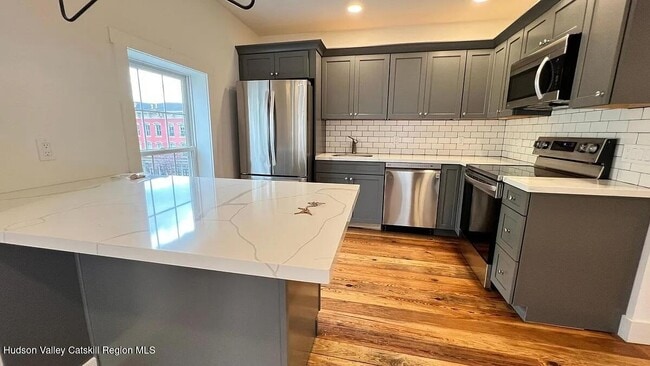 Building Photo - 406 Main St