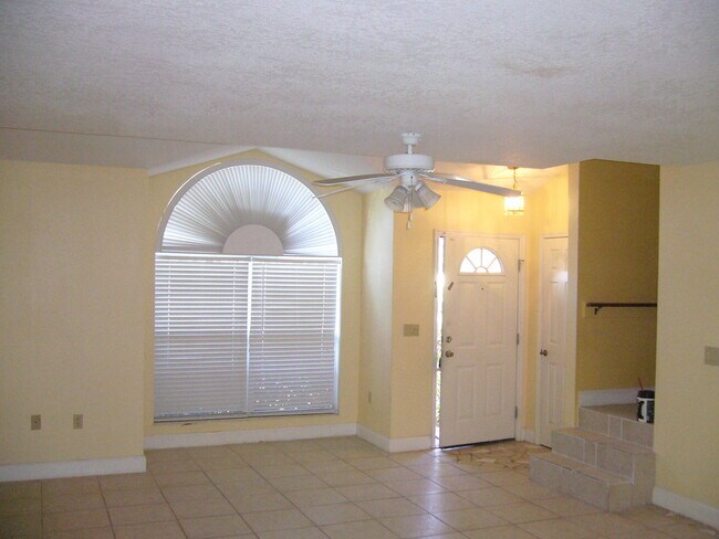Building Photo - 2 Bedroom 2.5  bathroom Kissimmee ... June 2, 2026