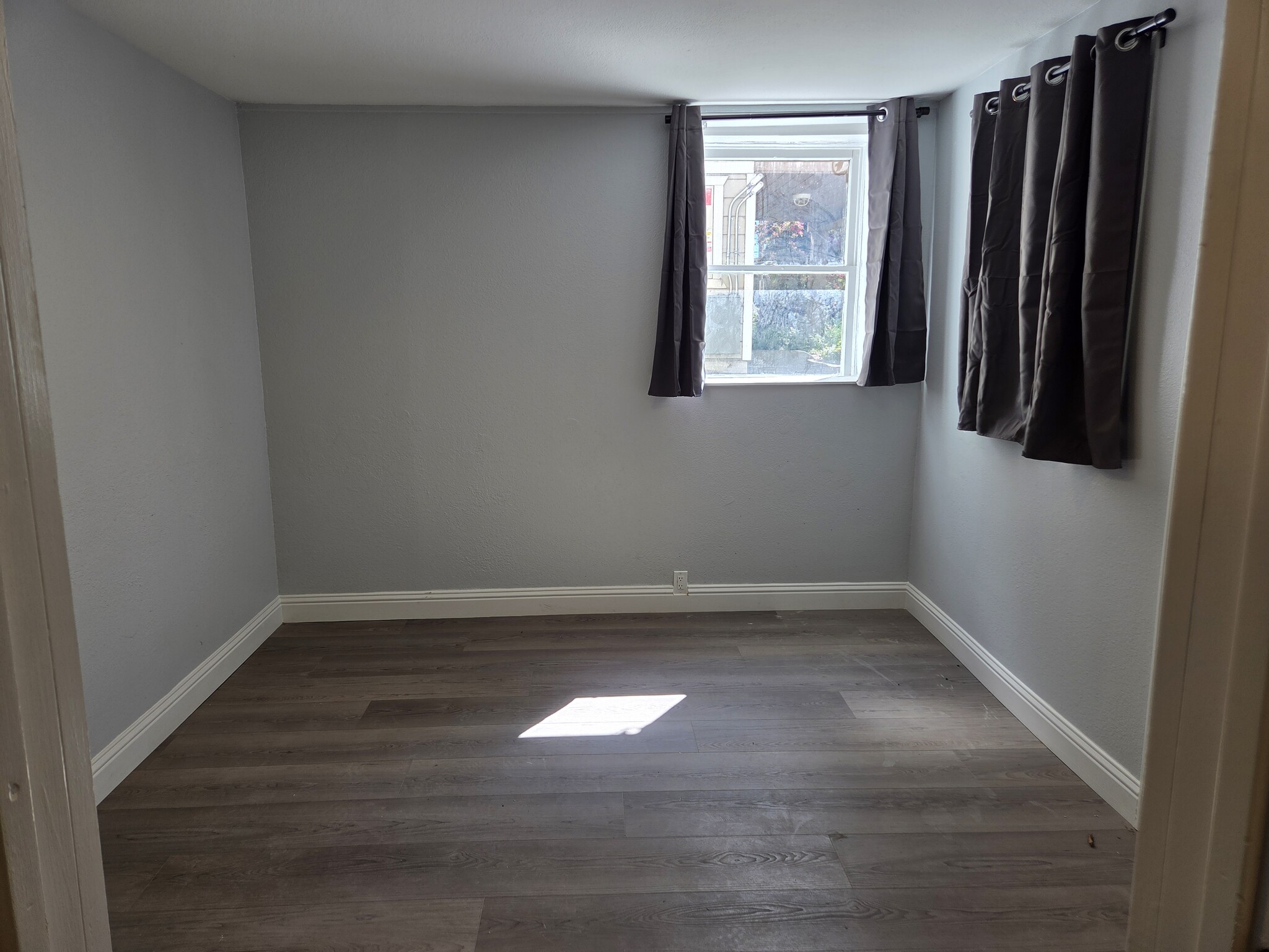 Building Photo - 468 S 6th St