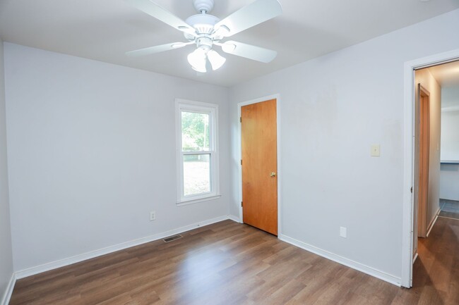Building Photo - -- Available Now!  Spacious 4 Bed 2 Bath C...