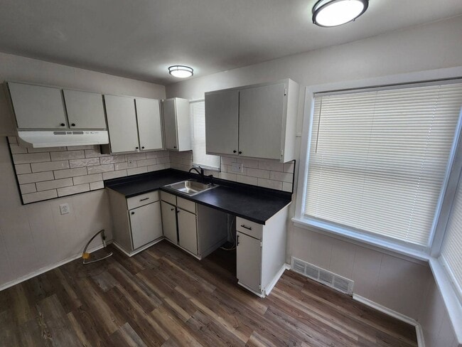 Building Photo - 2-Bedroom + Bonus Room Bungalow with Basement – Flexible Living Space