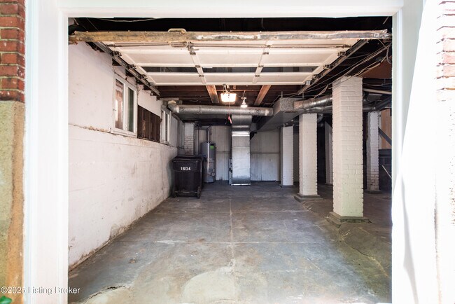 Building Photo - 1604 Edgeland Ave
