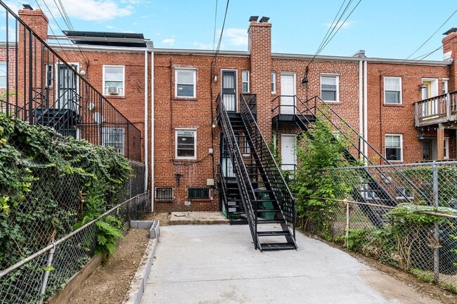 Building Photo - Newly Renovated 4BR/2BA - IMMEDIATE MOVE I...