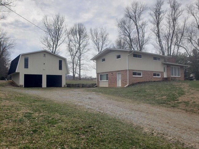 Building Photo - 4 Bedroom / 2 Bath Home  Kingsport, TN