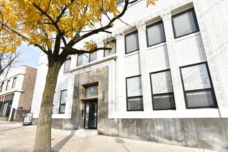 Building Photo - 1730 W Greenleaf Ave