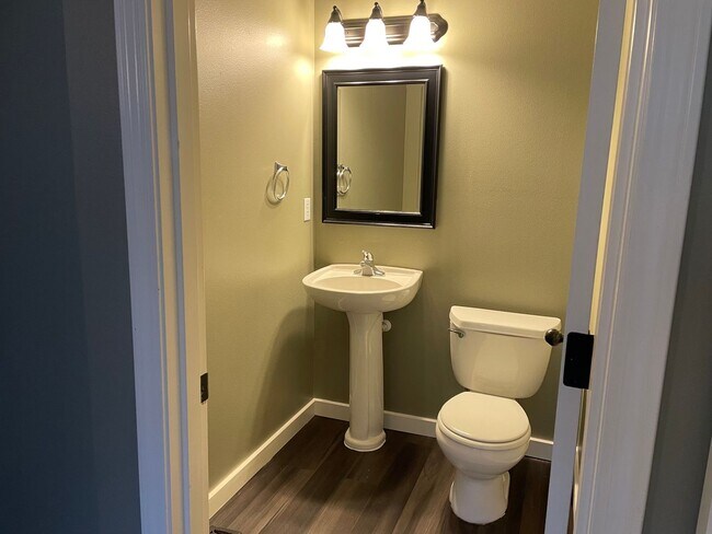 Building Photo - Custom Townhome in Camas School District! Stainless Steel Appliances and A/C!