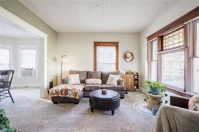 Building Photo - 890 S Goodman St