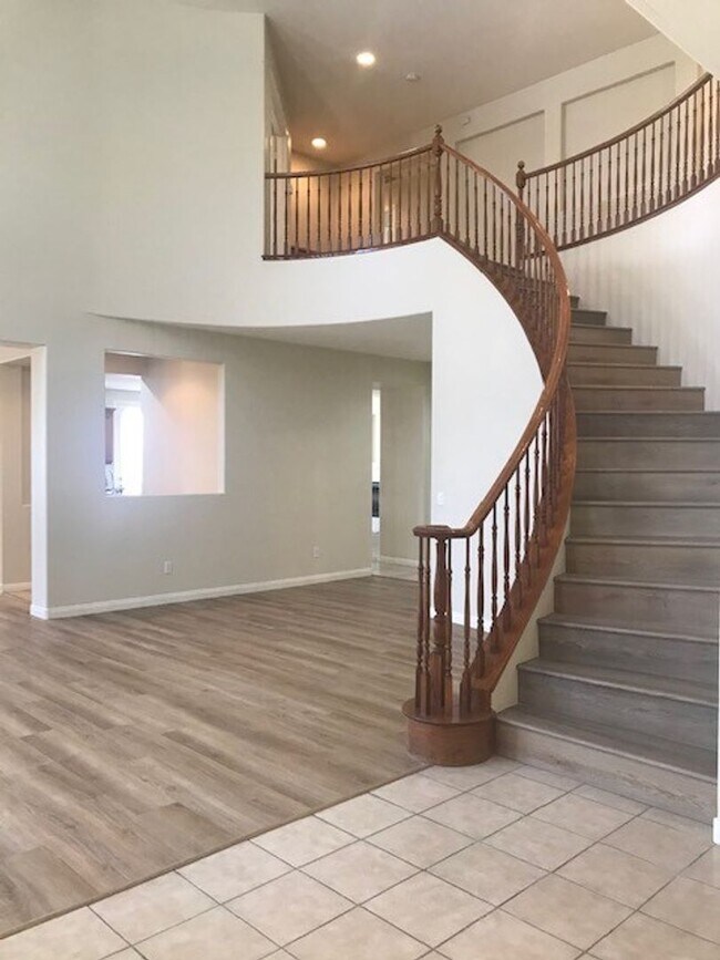 Building Photo - GATED COMMUNITY- FULLY REMODELED!