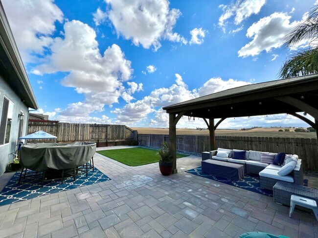 Building Photo - Beautiful Santana Ranch Home in Hollister