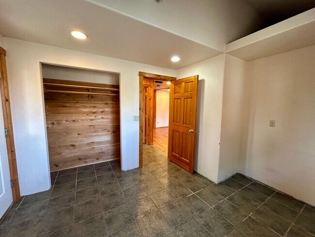 Building Photo - 3 Bedroom Home on Two Acres
