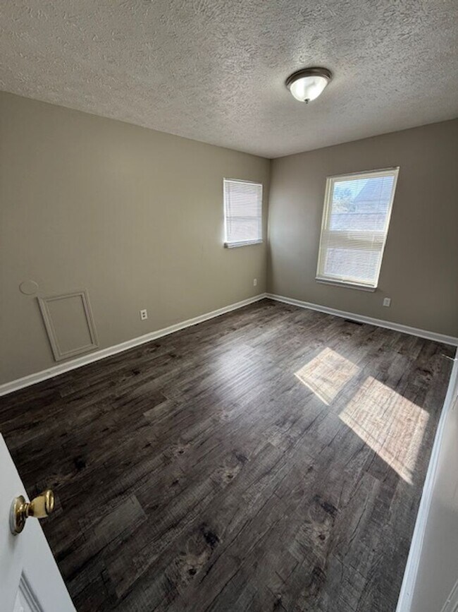 Building Photo - 4 Bedrooms with 2 full baths