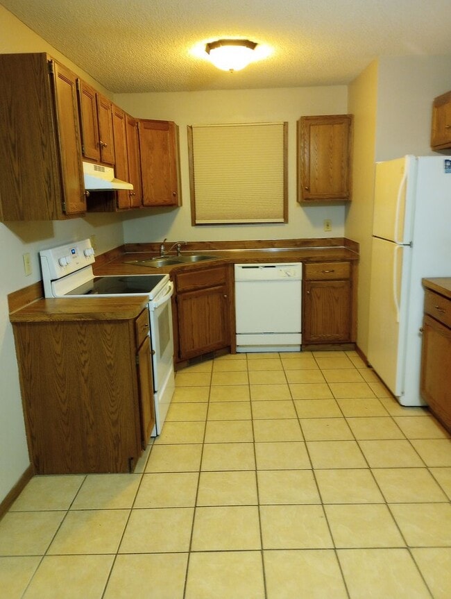 Building Photo - Two Bedroom Townhome