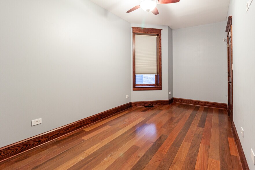 Building Photo - 1019 W Oakdale Ave