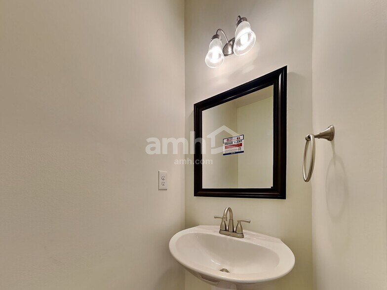 Building Photo - 735 Norbie Dr