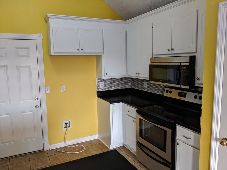 Kitchen - 101 Vistawood Ct