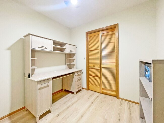 Building Photo - Luxury Maintenance-Free **One-Level Living...