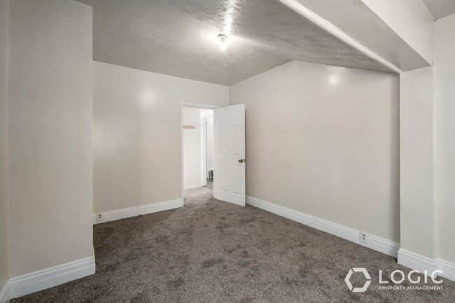 Building Photo - Great 2 Bedroom House on Dead End Street!
