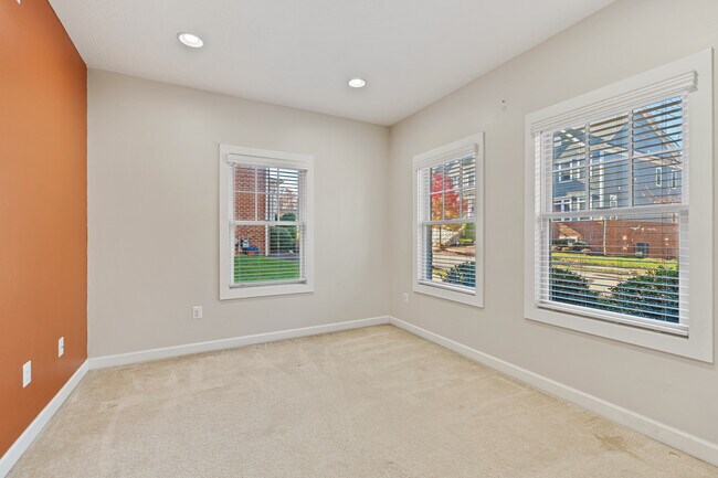 Building Photo - 337 Osona Ln