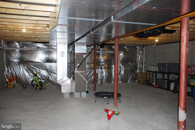 Building Photo - 2108 Hanford Way