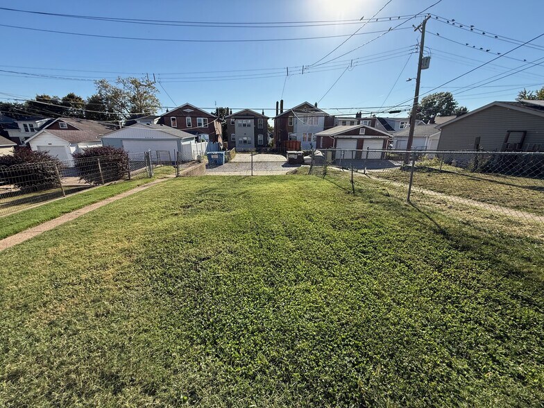 Off Street Parking - 4950 Loughborough Ave