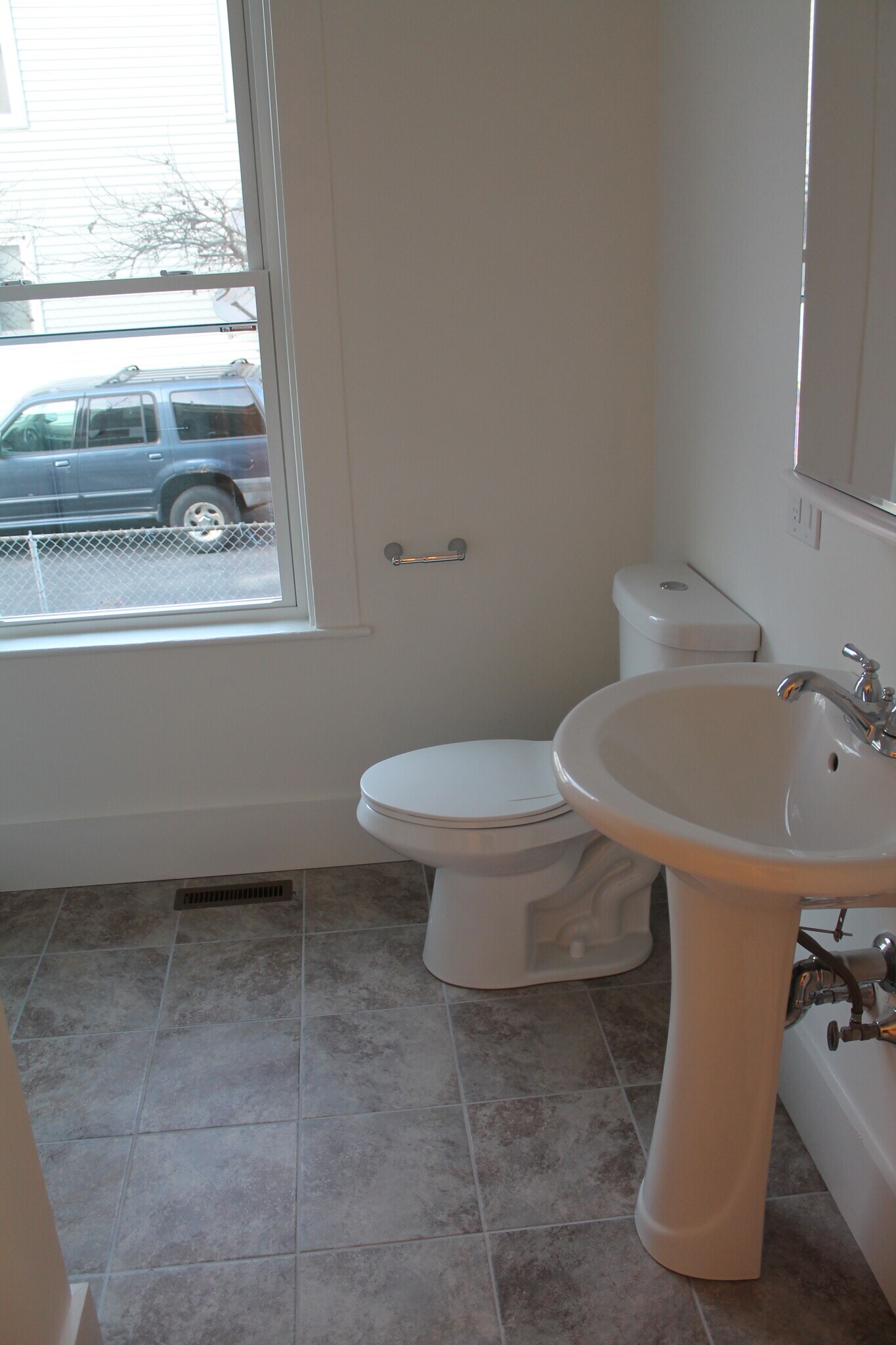 Building Photo - 17 Beechwood Ave