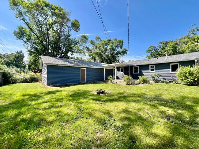 Building Photo - Beautiful 4-Bed, 2-Bath Single-Family Home!