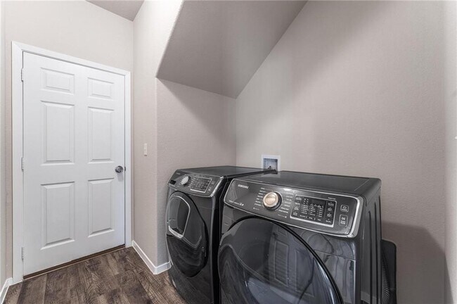 Building Photo - 6601 SW Chestnut Hill Rd