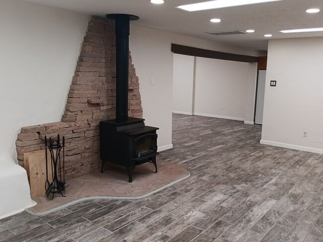 Building Photo - Stunning 3-bedroom, 2-bathroom home! Comin...