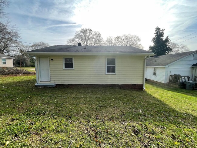 Building Photo - Super Cute 2 bedroom / 1 bathroom home nea...