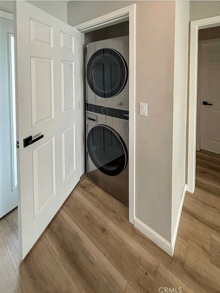 Building Photo - 10430 Densmore Ave