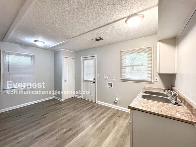 Building Photo - 533 Burkman Dr