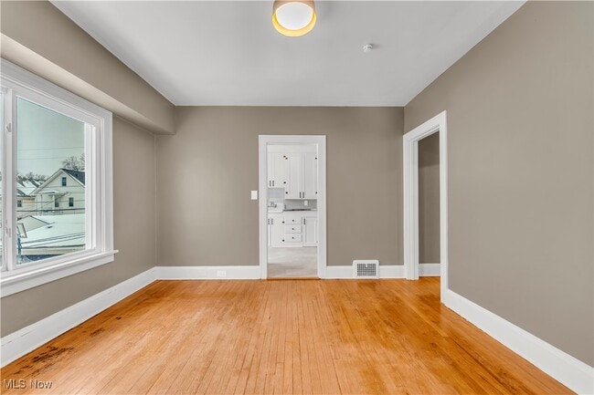 Building Photo - 10403 Russell Ave