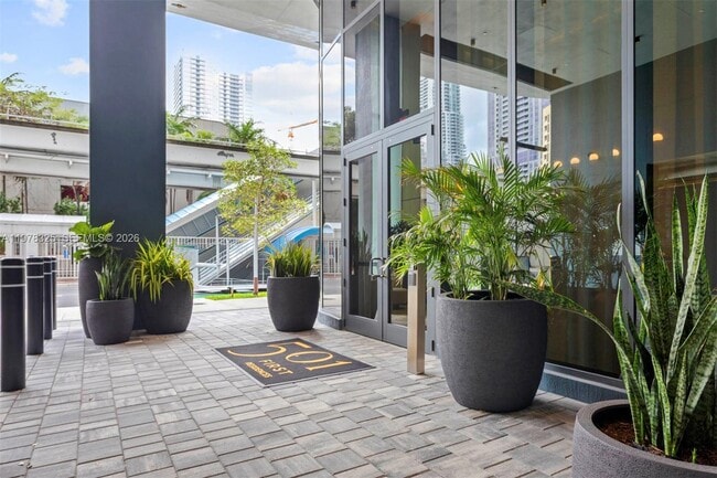 Building Photo - 121 NE 5th St