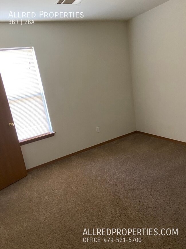 Building Photo - 305 E Asher Ct