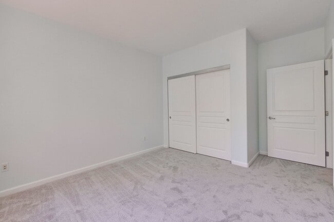 Building Photo - Excellent 2 Bed 2 Bath Condo - Completely Remodeled!