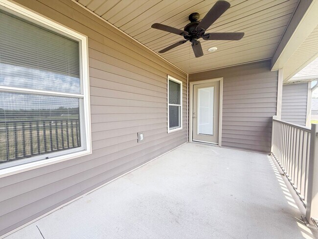Building Photo - Bright & Spacious 3BR/2BA Home with 2-Car Garage Near I-40 in Crossville