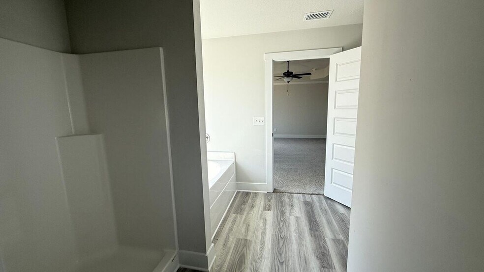 Building Photo - 209 Lake Meadows Dr