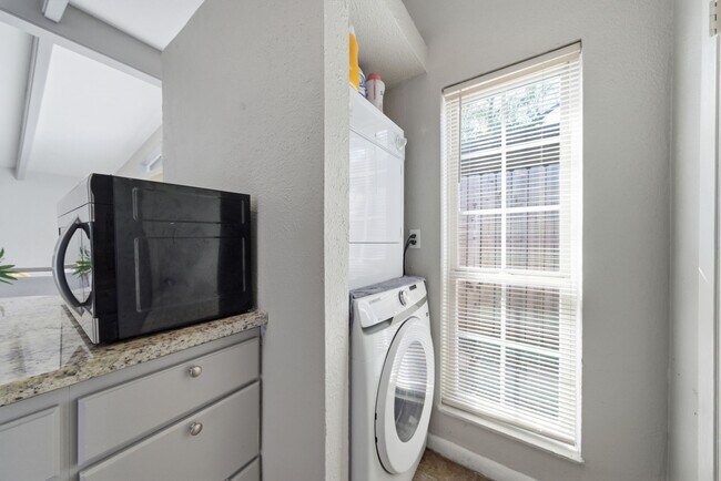 Building Photo - 4102 Sherwood Ln