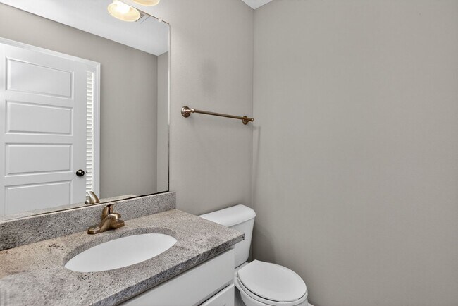 Building Photo - ALTOONA GEM!! 3 Bedroom, 2 Bathroom Home in Altoona!