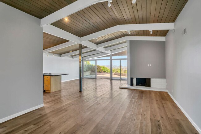 Building Photo - Single story view home overlooking Mission...