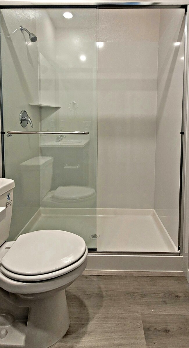 Shared bathroom for bedroom 3 and 4 - 8008 Pasadena Dr