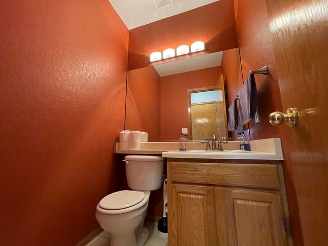 Building Photo - Beautiful two-story home located in Erie!